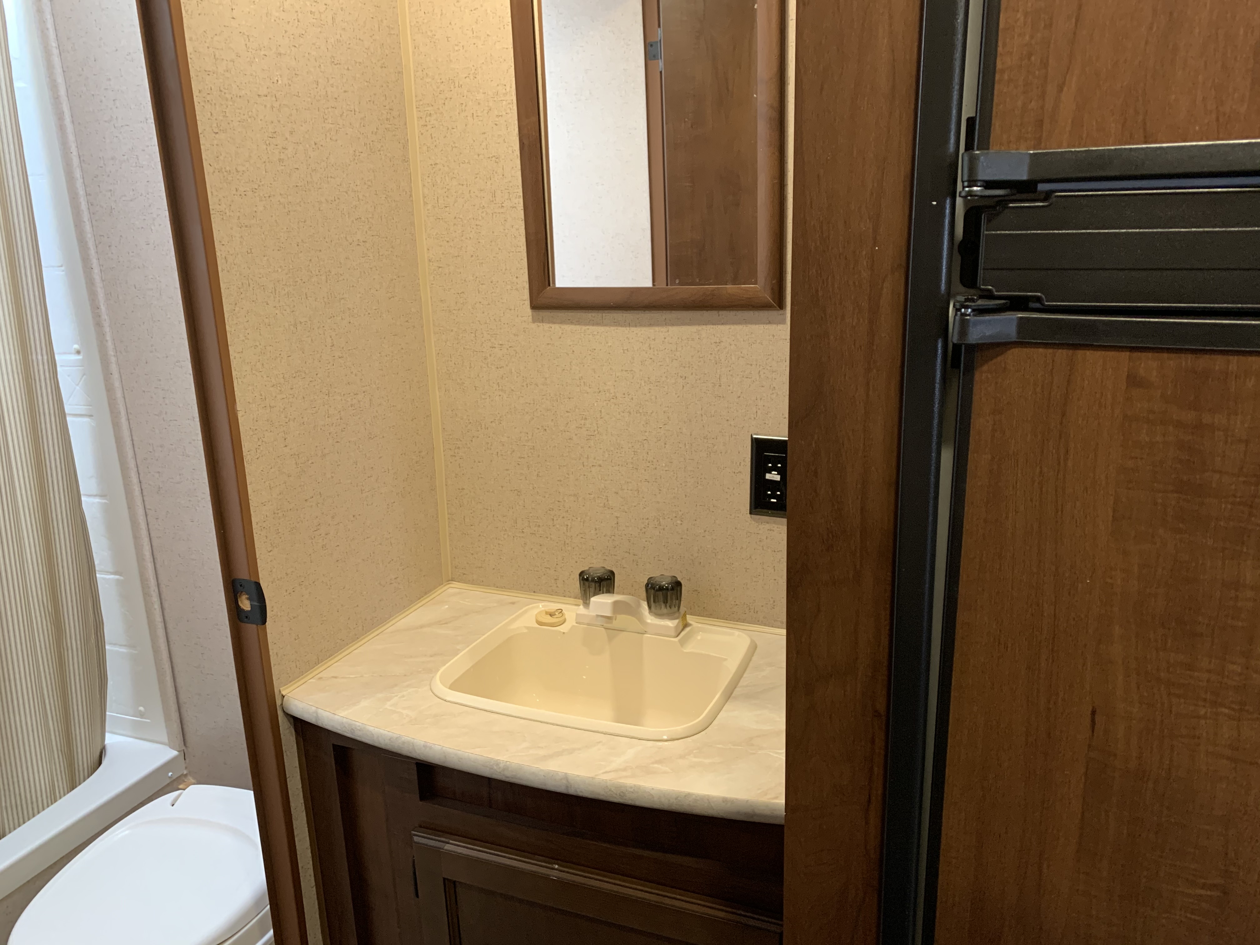RV Rental (Full Bath with Tub & Shower) RV Rental Pictures Winthrop
